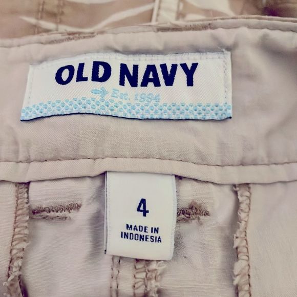 Old NAVY TROPICAL HIBISCUS PRINT SHORTS IN TAN & WHITE Excellent Condition - Picture 3 of 5